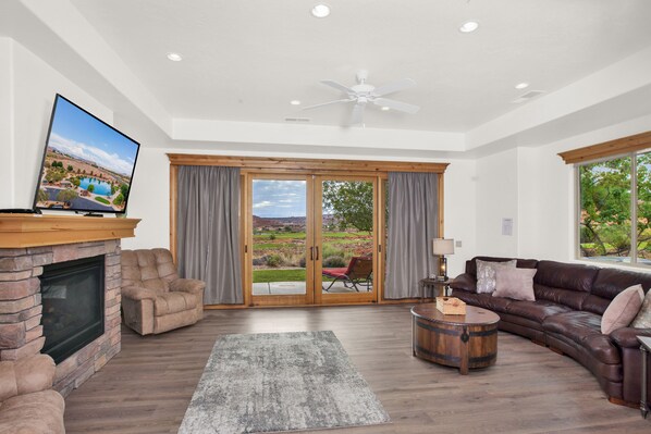 Télévision, cheminée, jeux vidéo, lecteur de DVD