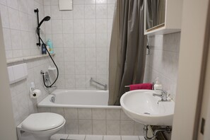 Badekar, hårføner og håndklær