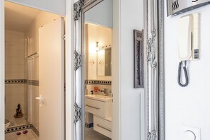 Combined shower/tub, hair dryer, towels