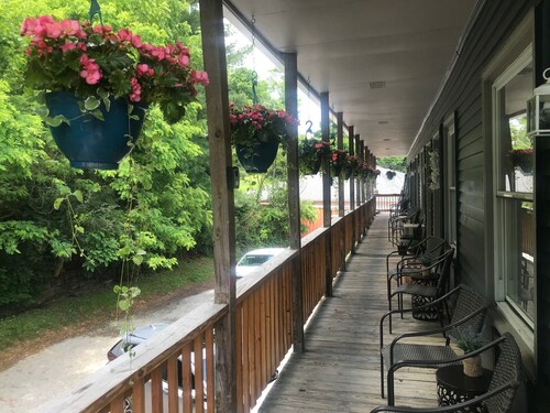 Cozy Court Street #1