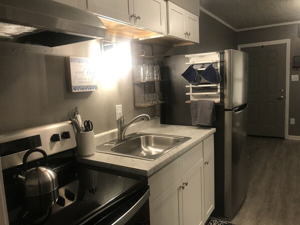 Refrigerador, microondas, horno y parrilla de estufa 