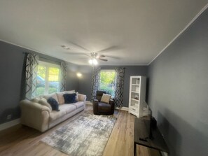 Living area - Beautiful bungalow in coffee county georgia (Douglas)