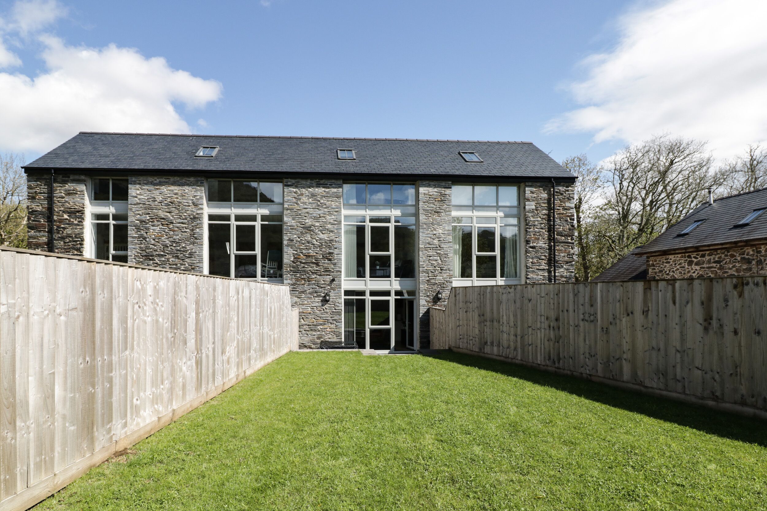 2 PENSYFLOG BARNS, pet friendly, luxury holiday cottage in Porthmadog