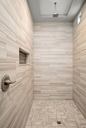 Combined shower/bathtub, jetted bath, hair dryer, towels - Three Trees Saltwater Pool Place-Heated Pool (El Paso)