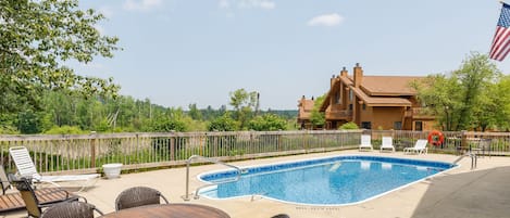 Una piscina al aire libre, una piscina climatizada