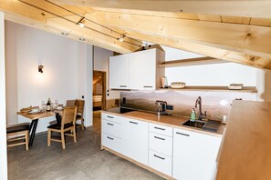 ثلاجة، ميكروويف، فرن، موقد طهي مسطح