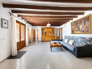 TV, lareira, DVD player, mesa de pingue-pongue