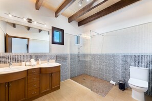 Baignoire, sèche-cheveux, serviettes fournies