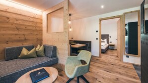 Un intérieur moderne avec un mur en bois, un canapé avec des coussins, une table ronde sur laquelle repose un livre et une chaise.