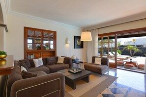 TV, video games, DVD player, stereo - Villa "Marta" with Pool, Garden, and Terrace (Playa Blanca)