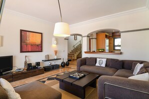 Télévision, jeux vidéo, lecteur de DVD, chaîne hi-fi