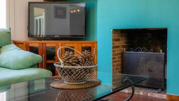 Een televisie en een open haard