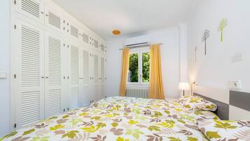 4 slaapkamers, een strijkplank/strijkijzer, gratis wifi, beddengoed