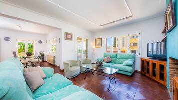 Een televisie en een open haard