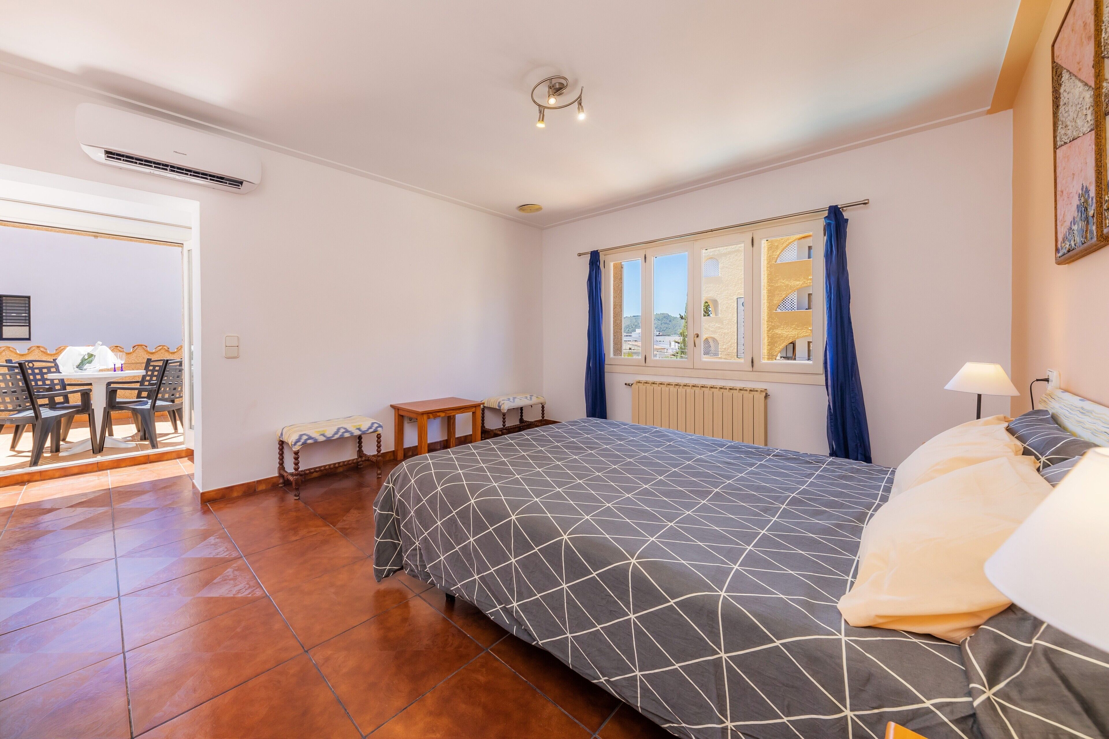 4 bedrooms, iron/ironing board, free WiFi, bed sheets