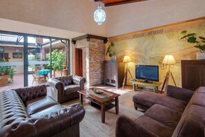 Una televisión, un reproductor de DVD, una mesa de tenis de mesa