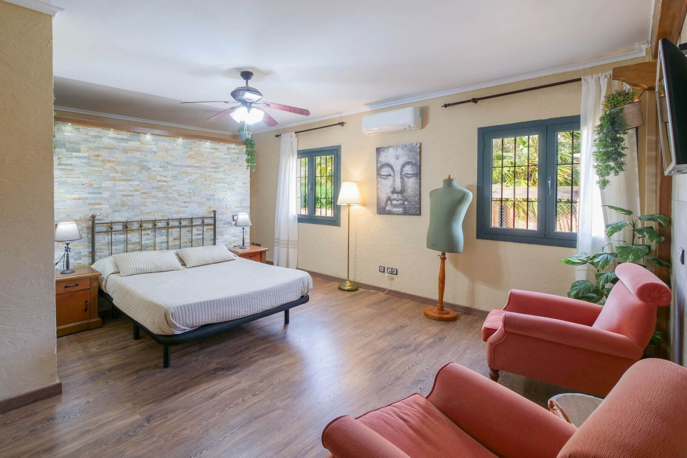 4 bedrooms, iron/ironing board, free WiFi, bed sheets