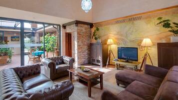 Televisie, een dvd-speler, een tafeltennistafel en een stereo