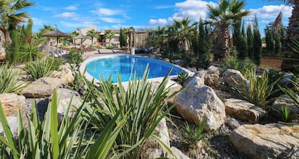 Finca "Melongos" avec vue sur les montagnes, piscine, Wi-Fi, terrasses et jardin
