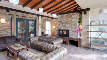 Televisie, een dvd-speler, een tafeltennistafel en een stereo