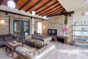 Télévision, lecteur de DVD, table de tennis de table, chaîne hi-fi