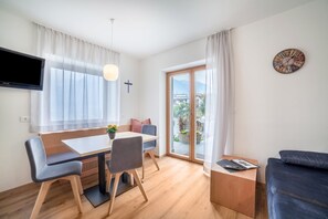 Dining - Apartment "Haus Hohenrain 1" with Mountain View, Pool, Wi-Fi, Terrace & Garden (Schenna)