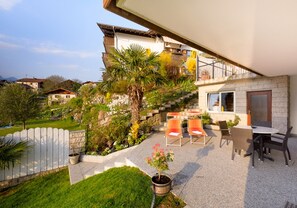 Outdoor dining - Apartment "Haus Hohenrain 1" with Mountain View, Pool, Wi-Fi, Terrace & Garden (Schenna)