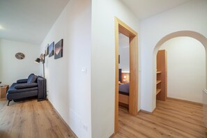 Interior - Apartment "Haus Hohenrain 1" with Mountain View, Pool, Wi-Fi, Terrace & Garden (Schenna)