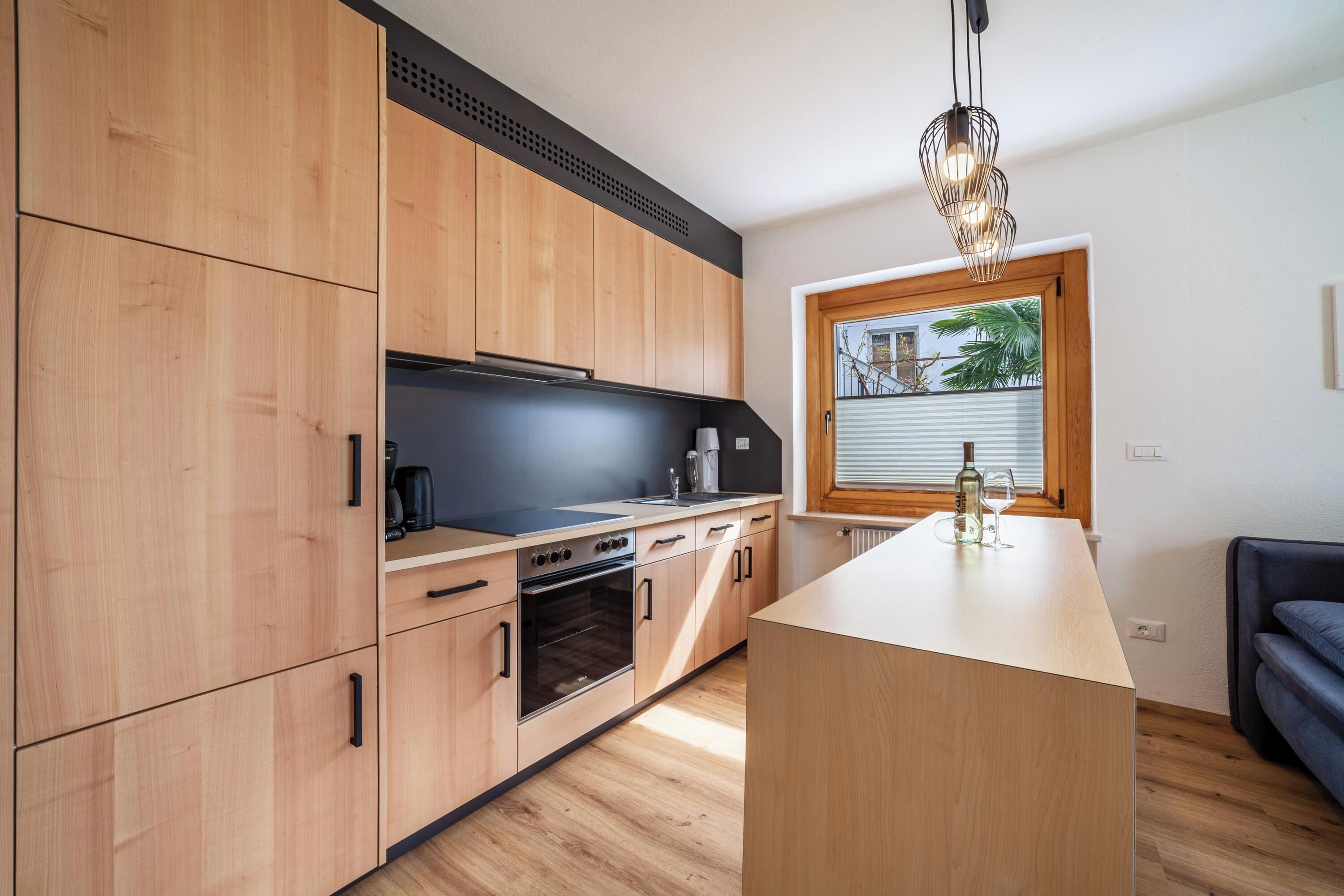 Jääkaappi, uuni, liesi, kahvin-/teenkeitin