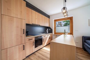 Réfrigérateur, four, plaque de cuisson, cafetière/bouilloire