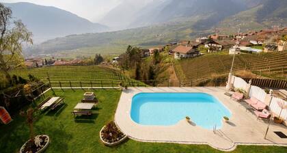 Ferienwohnung "Haus Hohenrain 2" mit Bergblick, Pool, WLAN, Terrasse & Garten