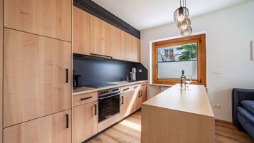 Refrigerador, horno, parrilla de estufa y cafetera y tetera