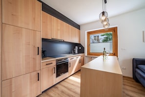 Fridge, oven, stovetop, coffee/tea maker