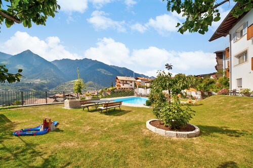 Apartment "Haus Hohenrain 2" with Mountain View, Pool, Wi-Fi, Terrace & Garden