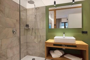 Bathtub, hair dryer, towels - Apartment "Archehof Hochzirm Lodge Johanna" with Mountain View, Sauna & Terrace (Campo Tures)