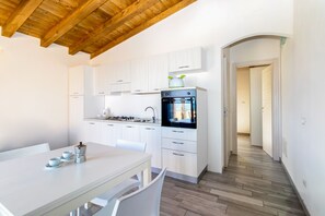 Fridge, oven, stovetop, electric kettle - Holiday Apartment "Case Aquafan Mare" with Sea View, Pool and Terrace (Isola  Rossa)