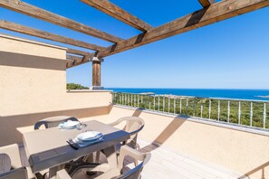 Outdoor dining - Holiday Apartment "Case Aquafan Mare" with Sea View, Pool and Terrace (Isola  Rossa)