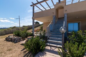 Property grounds - Holiday Apartment "Case Aquafan Mare" with Sea View, Pool and Terrace (Isola  Rossa)