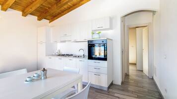 Réfrigérateur, four, plaque de cuisson, bouilloire électrique