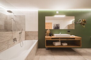 Badewanne, Haartrockner, Handtücher
