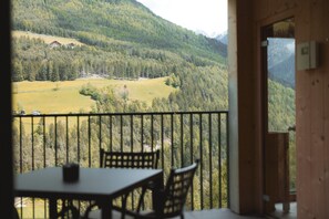 Outdoor dining - Apartment "Archehof Hochzirm - Greti" with Mountain View, Sauna & Terrace (Campo Tures)
