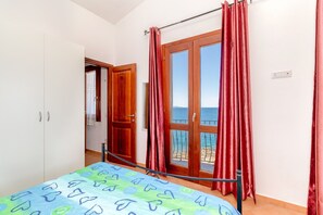 1 bedroom, bed sheets - Apartment "Casa sulla Scogliera Isola Rossa" on Isola Rossa (Isola Rossa)