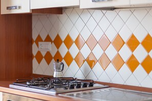 Fridge, oven, stovetop, electric kettle - Apartment "Casa sulla Scogliera Isola Rossa" on Isola Rossa (Isola Rossa)