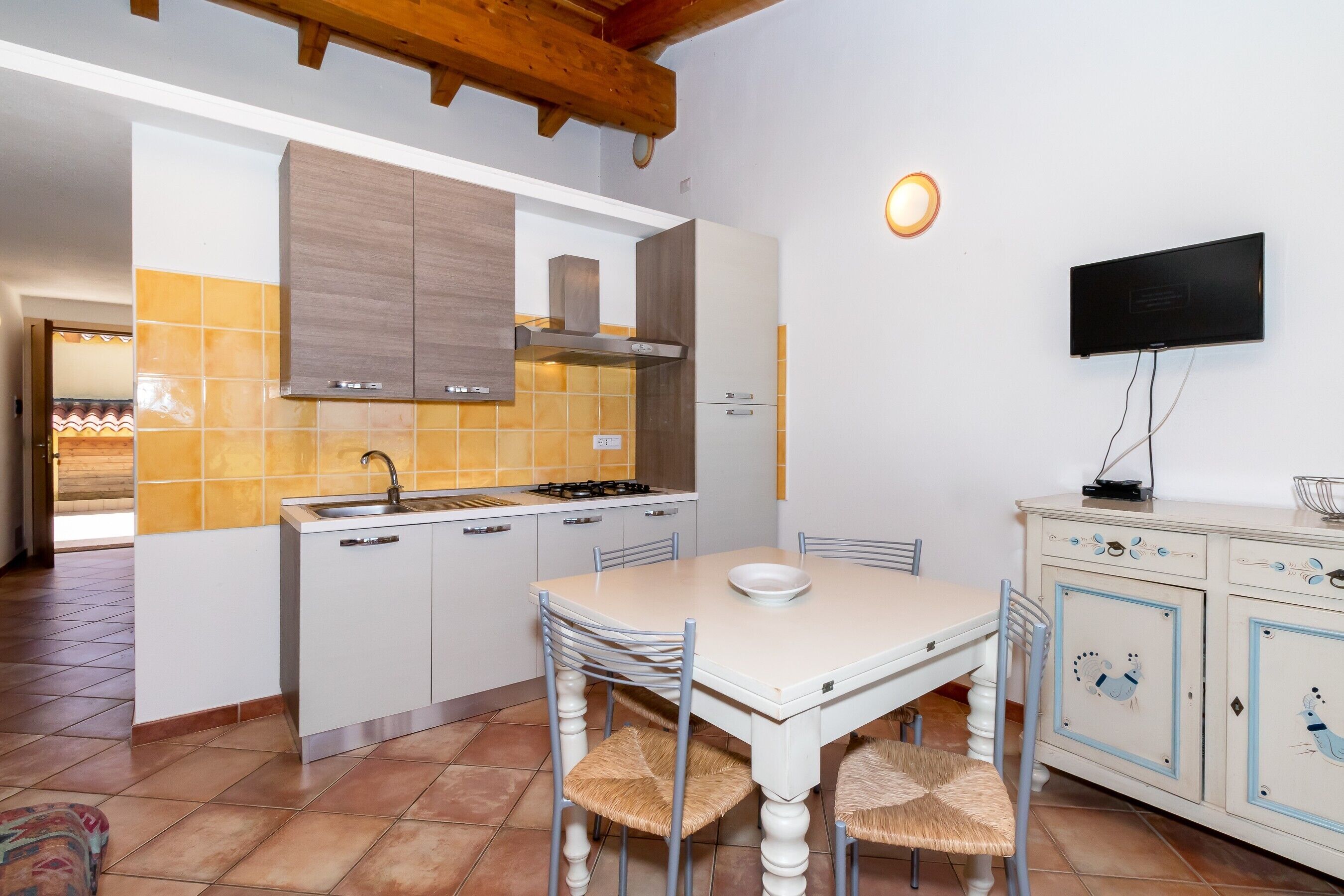 Réfrigérateur, four, plaque de cuisson, cafetière/bouilloire