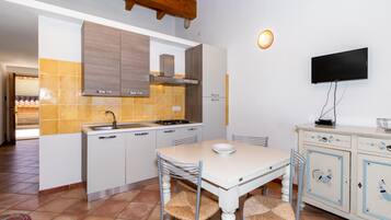 Réfrigérateur, four, plaque de cuisson, cafetiÚre/bouilloire