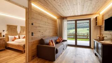 Una televisión, una chimenea