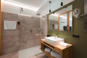 Chuveiro, secador de cabelo, toalhas de banho 