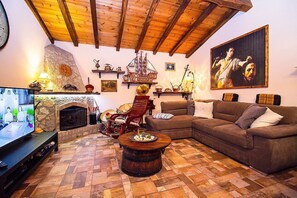 TV - Villa Circe: A characteristic and welcoming cottage situated at a short distance from the suggestive Alcantara Gorges, with Free WI-FI. (Motta Camastra)