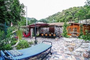 Outdoor dining - Villa Circe: A characteristic and welcoming cottage situated at a short distance from the suggestive Alcantara Gorges, with Free WI-FI. (Motta Camastra)