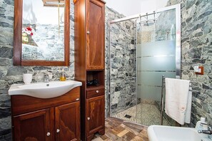 Douche, serviettes fournies
